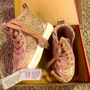 Billy Shoes NWT Size 6T adaptable zipper closure. Easy for little fingers.